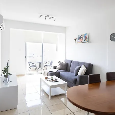 Cozy With Sea View Apartment Larnaka