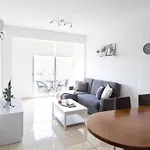 Cozy With Sea View Appartement Larnaca